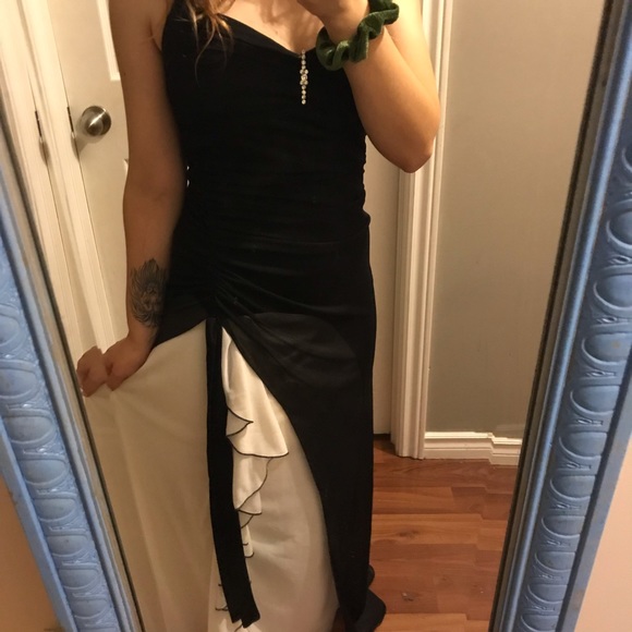 Black and white gown - Picture 6 of 6